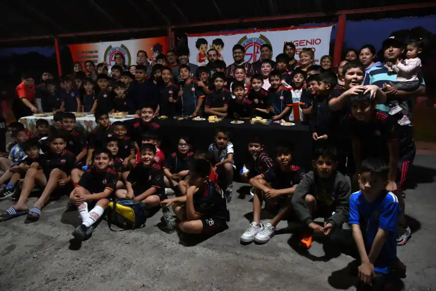 ES HORA DE COMPARTIR. Tras el entrenamiento, los niños del club se juntaron en el quincho principal de Ingenio Viejo.