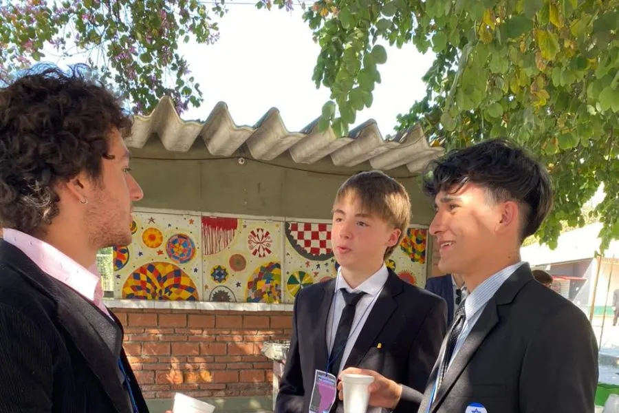 NUEVAS AMISTADES. Estudiantes conversan entre los descansos de 