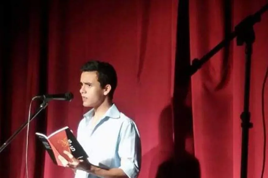 SU PRIMER LIBRO. Julián en la presentación del poemario 