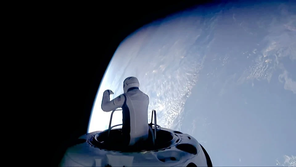 PANORÁMICA. Esta imagen tomada de una transmisión de SpaceX y Polaris muestra al multimillonario fintech estadounidense Jared Isaacman asomándose al espacio desde una estructura de escotilla llamada “Skywalker”.