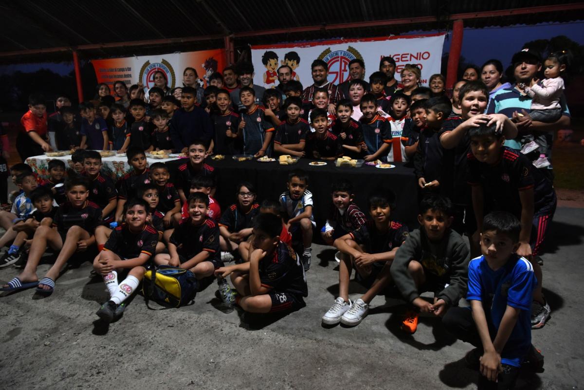 ES HORA DE COMPARTIR. Tras el entrenamiento, los niños del club se juntaron en el quincho principal de Ingenio Viejo.