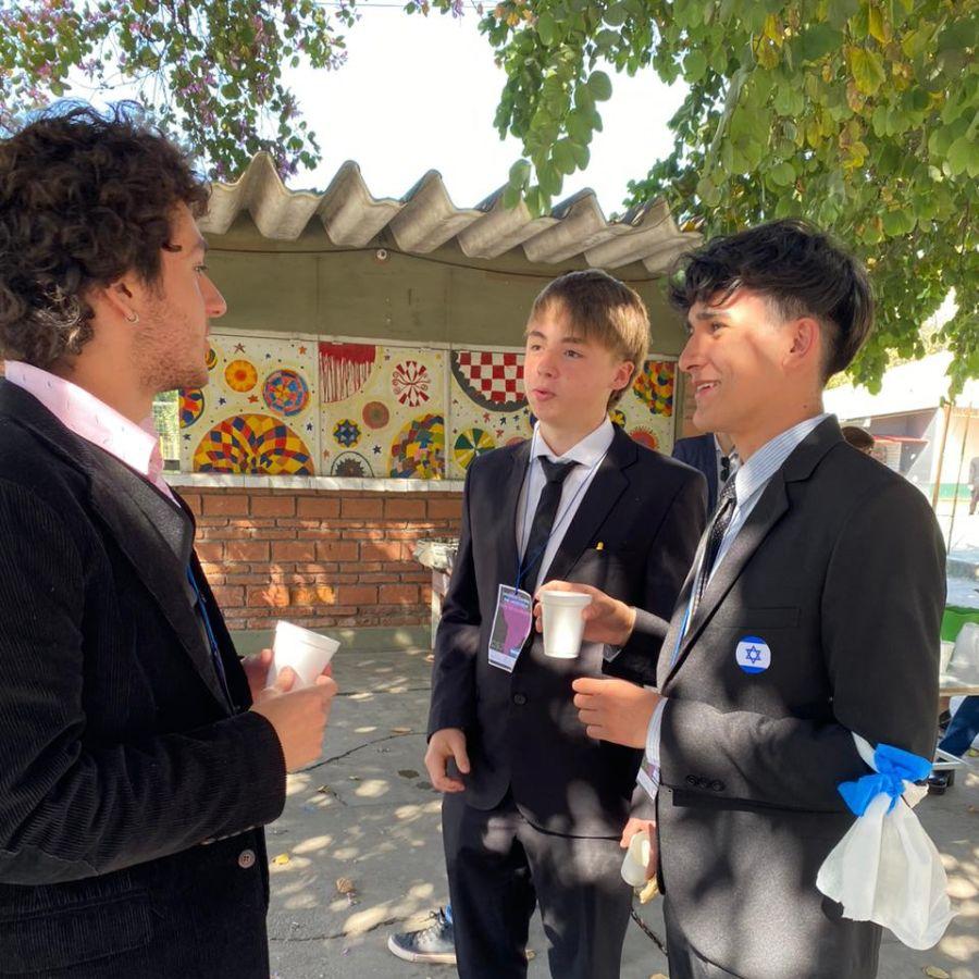 NUEVAS AMISTADES. Estudiantes conversan entre los descansos de 