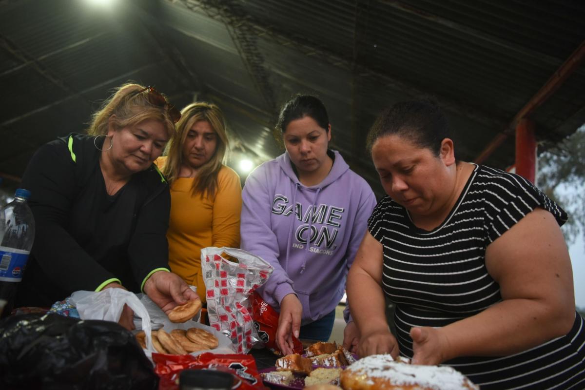 PUESTA A PUNTO. Las madres fueron las encargadas de realizar la merienda.