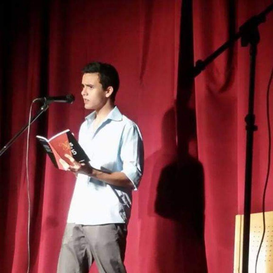 SU PRIMER LIBRO. Julián en la presentación del poemario 