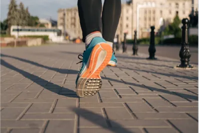La clave para evitar los antojos dulces: cuántos minutos caminar, según Harvard