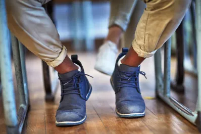 Por qué algunas personas mueven las piernas cuando están sentadas, según especialistas