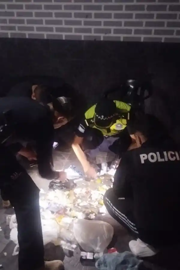 TAREA. Los policías buscan evidencias durante el operativo.