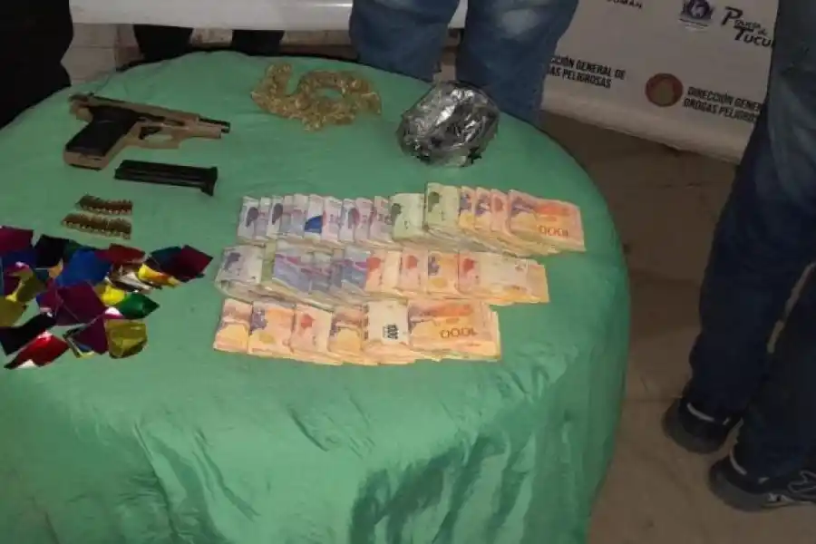 SECUESTROS. La pistola calibre 22, la droga y el dinero incautado.