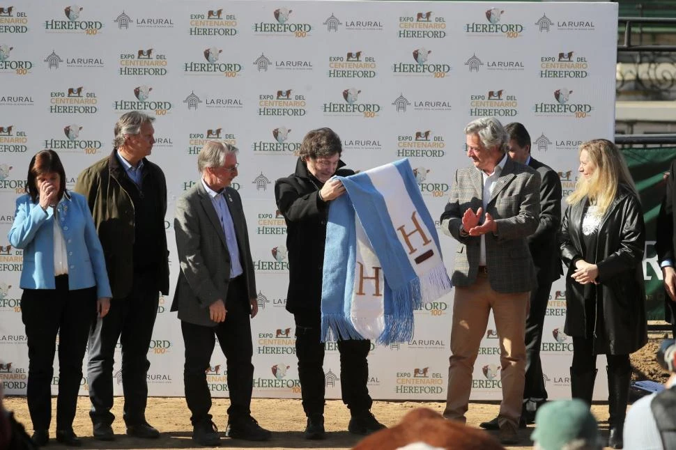 VISITA. Milei recibió un obsequiio ayer en la sede de la Sociedad Rural.