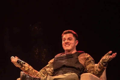 Un profesor que demuele historias con humor