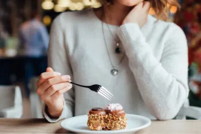 El sencillo hábito que ayuda a controlar los antojos de dulces, según Harvard