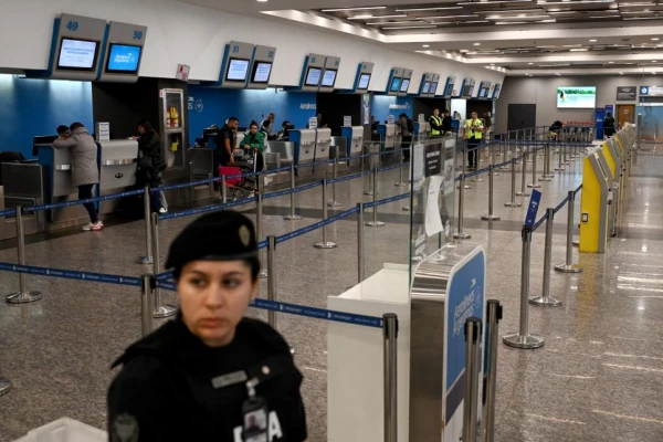 Los pilotos amenazan con recrudecer la protesta