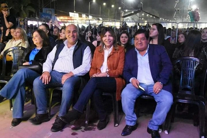 EN FAMAILLÁ. Manzur, acompañado de su esposa, sonríe junto con su par en el Senado, Sandra Mendoza, y con el legislador José Orellana. dfdfdfdfdf