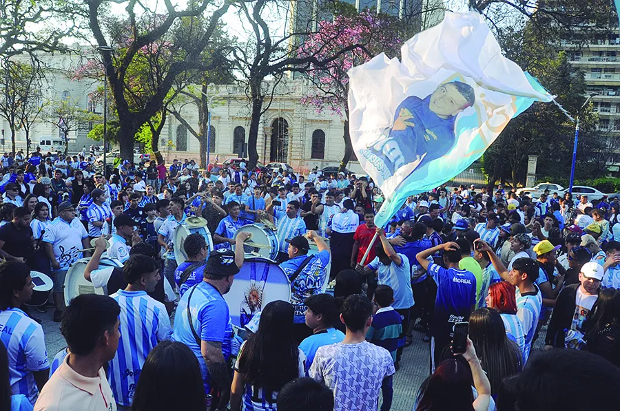 Atlético Tucumán: los “decanos” festejaron su día, con una imponente caravana