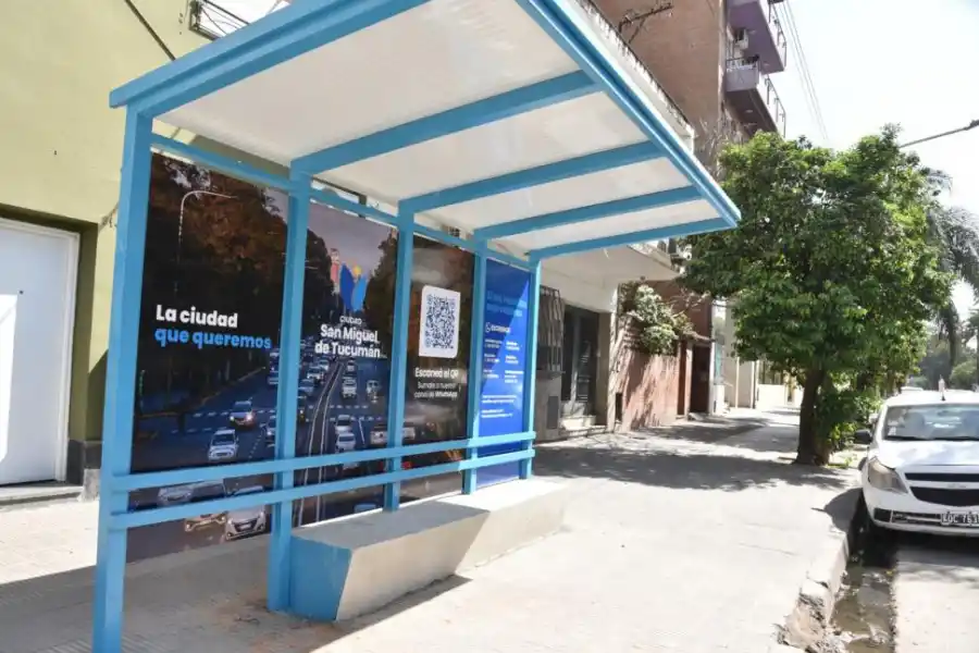 PROTECCIÓN. Los usuarios podrán protegerse del calor y de la lluvia.