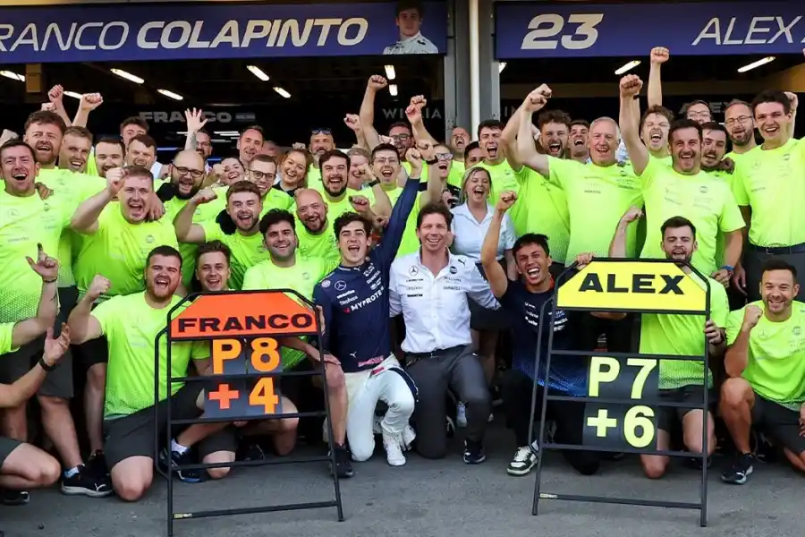 FESTEJO. Todo el equipo de Williams, celebrando los puntos que sumaron Alex Albon (hacia la derecha) y Colapinto en Bakú. FOTO DE @TNTSportsAR