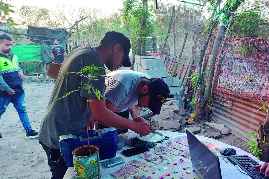 PERITAJES. Los policías realizando pruebas de campo en un operativo.