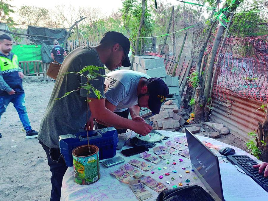 PERITAJES. Los policías realizando pruebas de campo en un operativo.