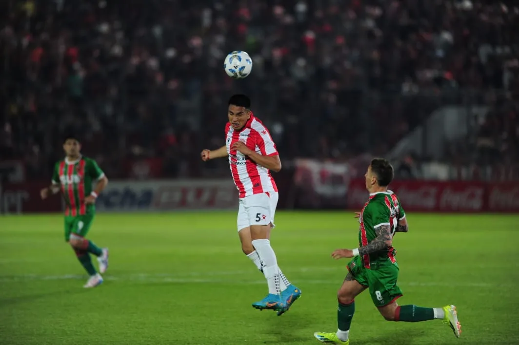 POR LOS AIRES. Gustavo Abregú fue uno de los valuartes en la mitad de la cancha.