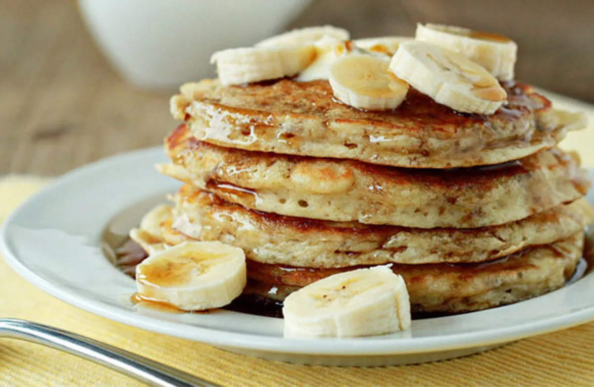 Panqueques de banana sencillos de preparar con tan solo tres ingredientes.