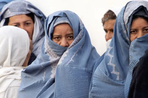 El Talibán aplica las nuevas leyes contra las mujeres