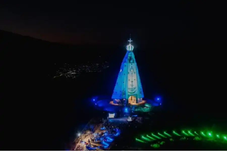 El monumento iluminado de noche.
