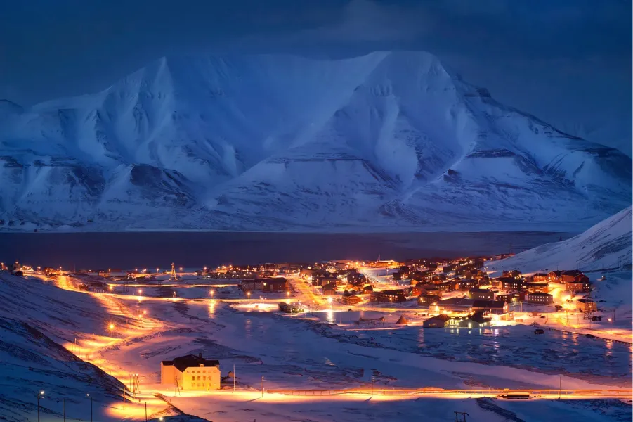 Svalbard tiene una población de osos polares que iguala a la de huamnos.