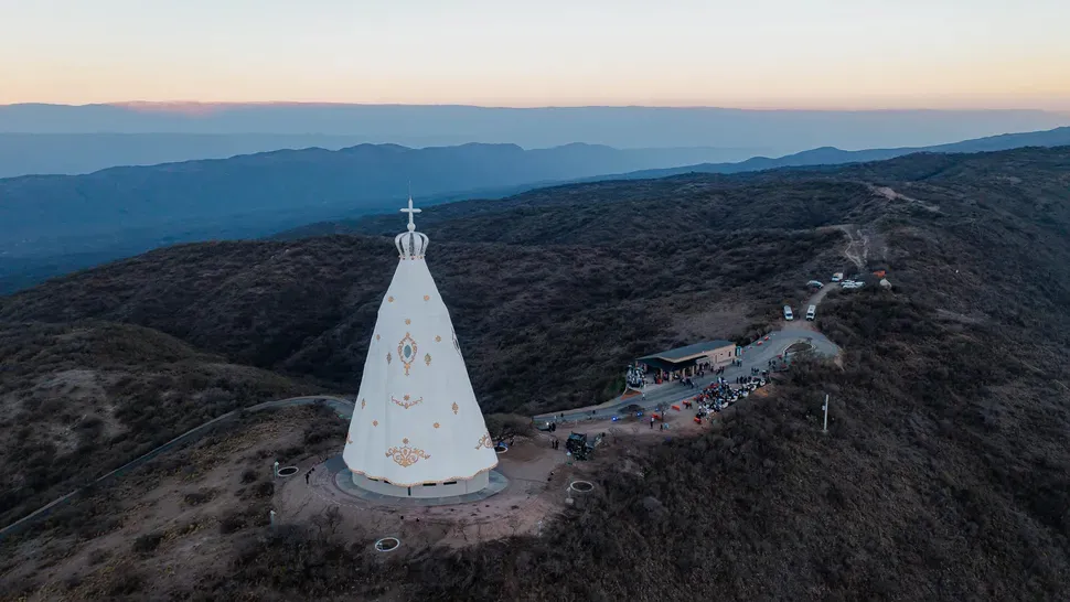 La imagen de la Virgen del Valle mide más de 50 metros.