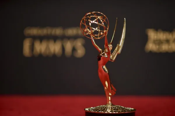 En qué plataformas de streaming ver las series que arrasaron en los Premios Emmy 2024