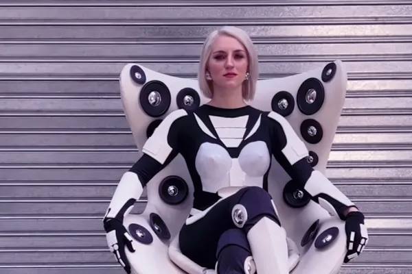 Me autopercibo robot: la curiosa afirmación de una abogada que se implantó un chip