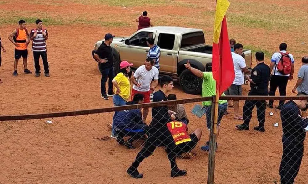 CONMOCIÓN. Ismael Domínguez fue llevado a un hospital, por los golpes que recibió en la pelea.