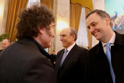 En medio de los ajustes, el Gobierno ascendió a Manuel Adorni al rango de ministro