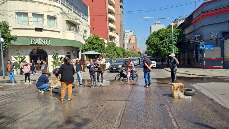 Protesta y corte de calle de vendedores ambulantes y carreros frente a la Municipalidad capitalina