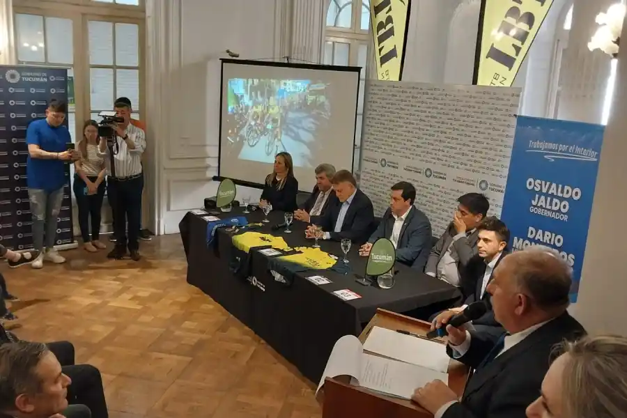 ABRIERON SUS PUERTAS AL MOUNTAIN BIKE. En uno de los salones del Ente Tucumán Turismo las autoridades y organizadores hicieron una sobria presentación de la carrera.