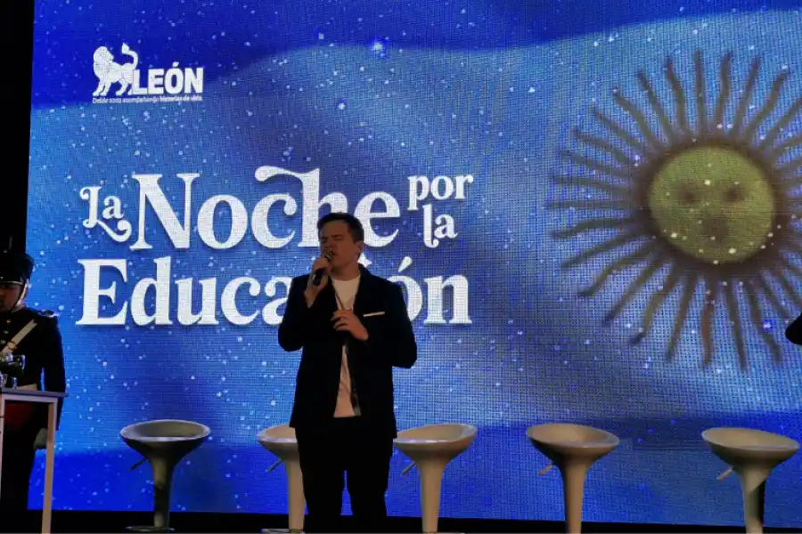 El cantante Nahuel Pennisi dio inicio al encuentro entonando el Himno Nacional Argentino.