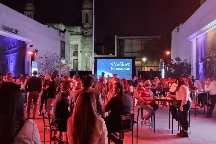 El evento reunió a empresarios, funcionarios públicos y profesionales de la educación.