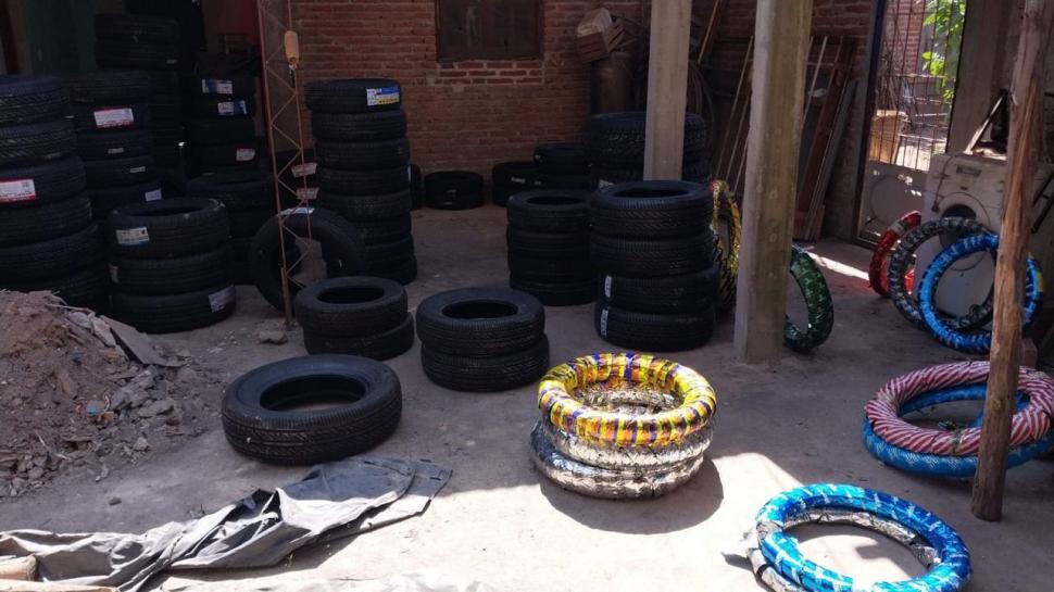 CENTRO DE VENTAS. En la casa de un gendarme secuestraron cubiertas.