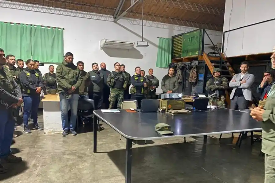 REUNIÓN. El fiscal Agustín Chit con los efectivos antes de realizar la medida.