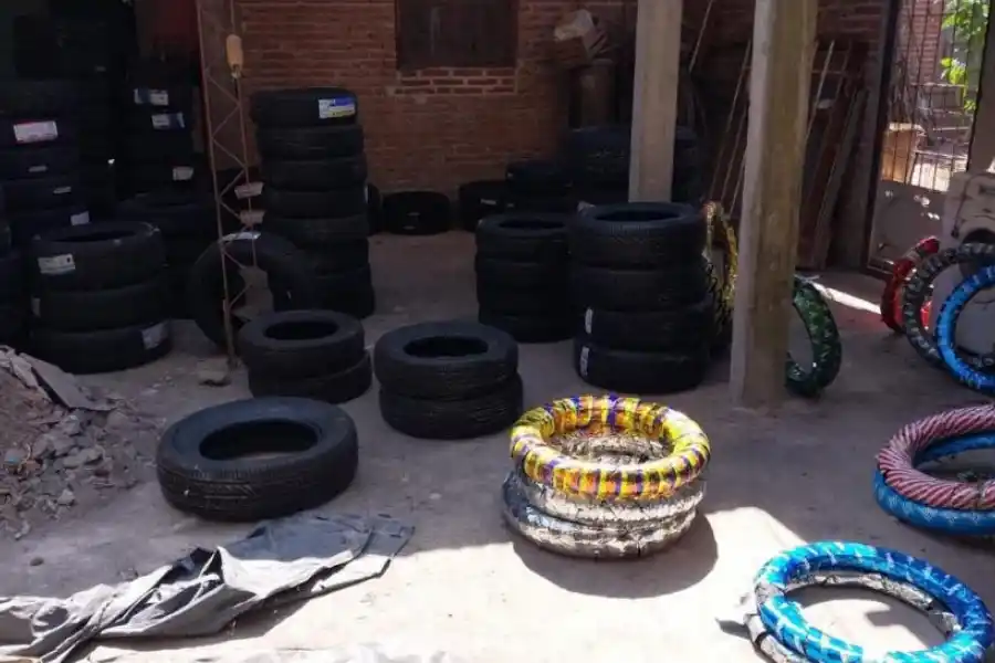 CENTRO DE VENTAS. En la casa de un gendarme secuestraron cubiertas.