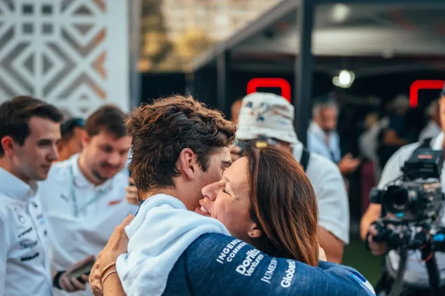 El conmovedor abrazo de Franco Colapinto con su mamá