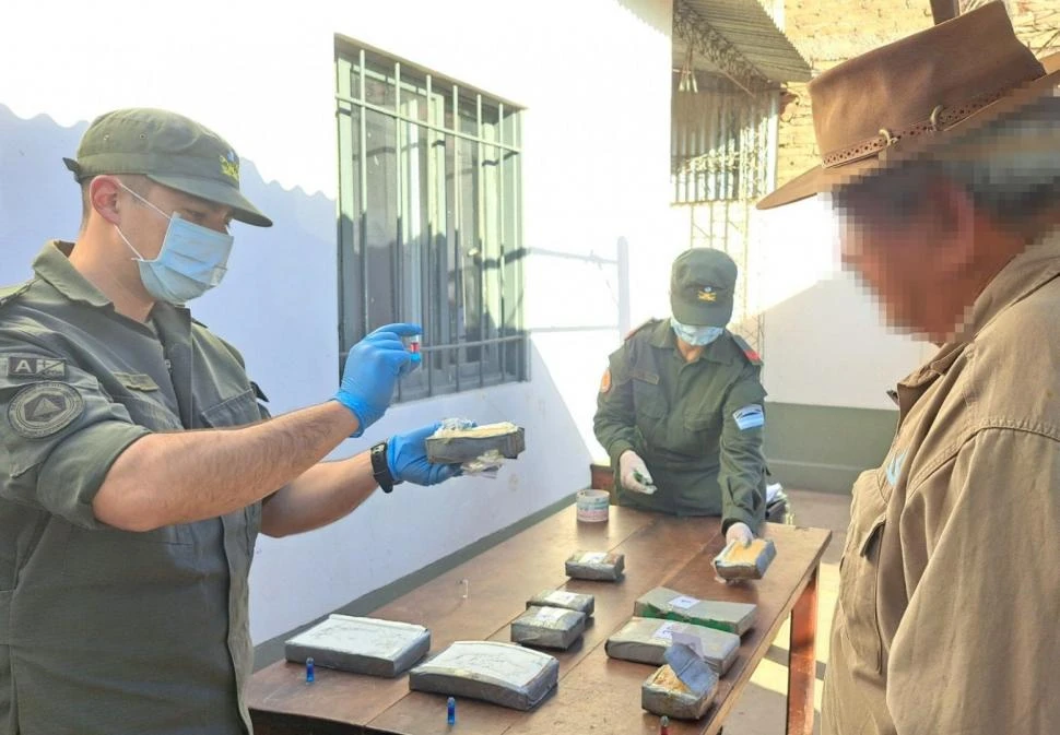 PERICIAS. Un experto de Gendarmería analiza la calidad de la cocaína.