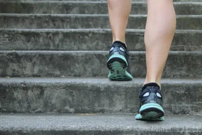 Subir escaleras o caminar: ¿qué ejercicio es mejor para el corazón?