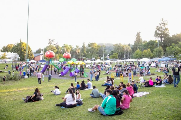 Un festejo pre primaveral en la rotonda de la avenida Aconquija