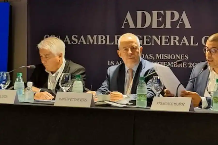 MESA PANEL. Pablo De Luca, Martín Etchevers (centro) y Francisco Muñoz durante  un momento de sus presentaciones.