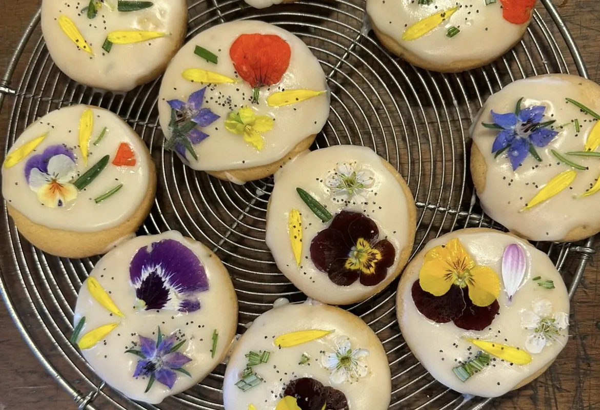 Cookies de mandarina, romero y flores comestibles