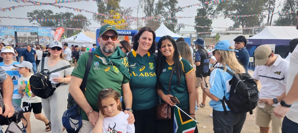 ALEGRES. Manuel, Nuria y Kerosha fueron de los pocos aficionados sudafricanos que estuvieron presentes en Santiago del Estero.