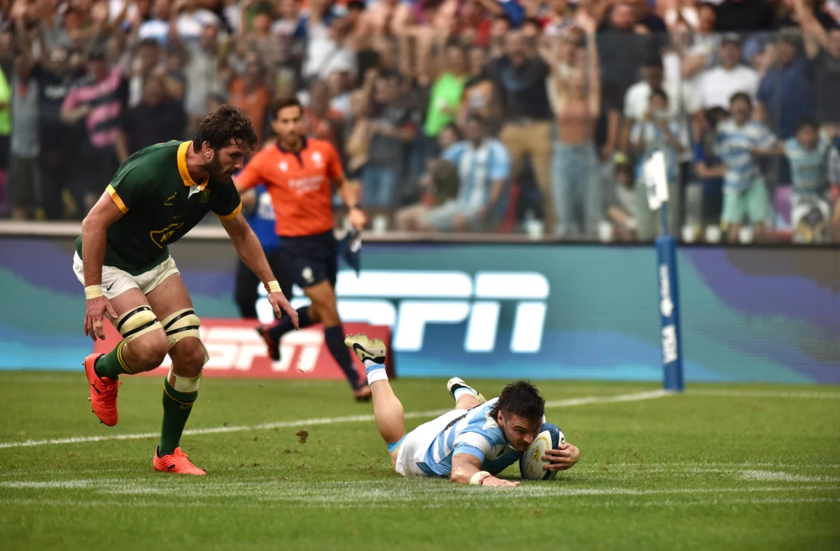 PURA POTENCIA. Mateo Carreras convirtió un gran try y se ganó los aplausos de todos los presentes en Santiago del Estero.