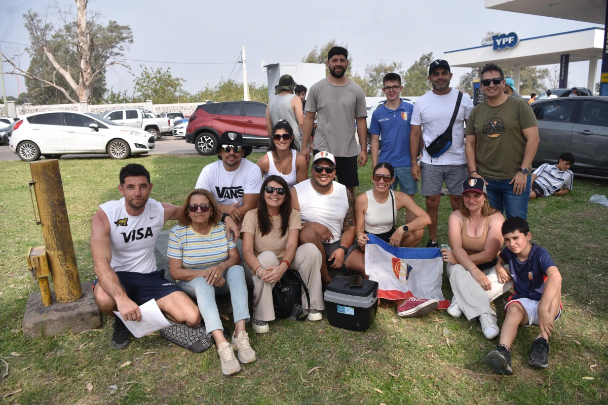 EN FAMILIA. La madre de Gonzalo García viajó junto a sus seres queridos para alentar a su hijo en Santiago del Estero.