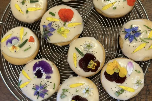 Cookies de mandarina, romero y flores comestibles