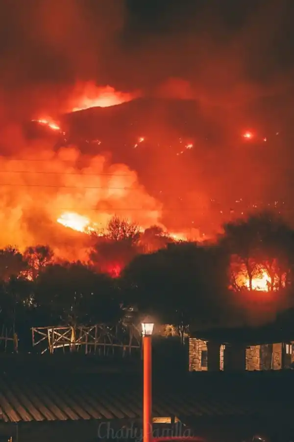 Bomberos y policías trabajan hace más de tres días para combatir el fuego.